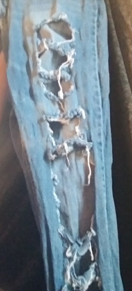 Torn jean highwaist